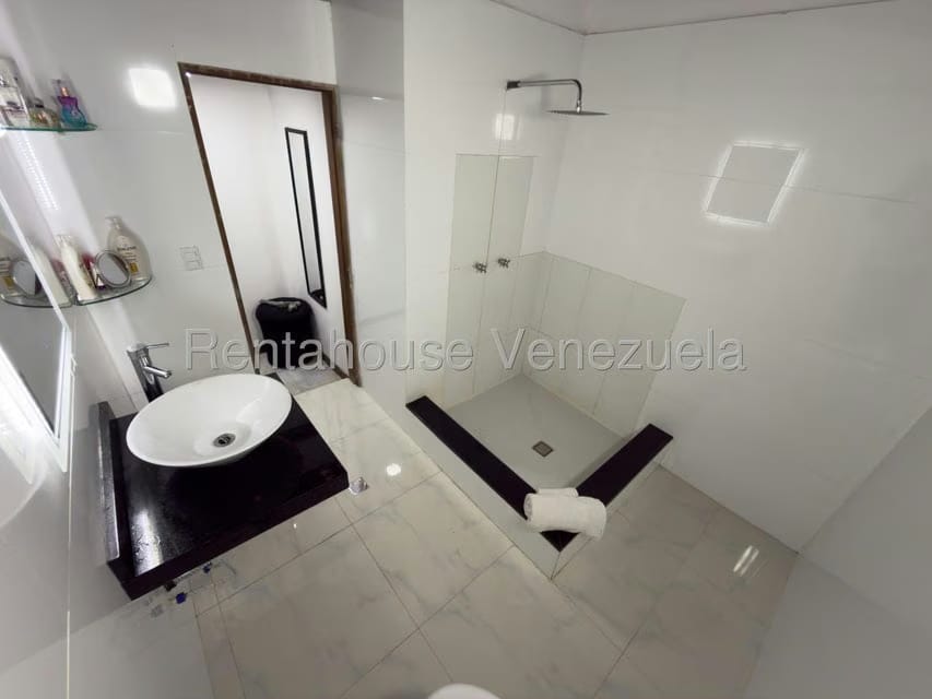 Casa (Multipes Niveles) en Venta en Cumbres de Curumo, Distrito Metropolitano - 33