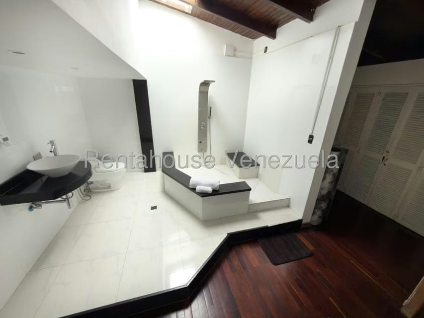 Casa (Multipes Niveles) en Venta en Cumbres de Curumo, Distrito Metropolitano - 36