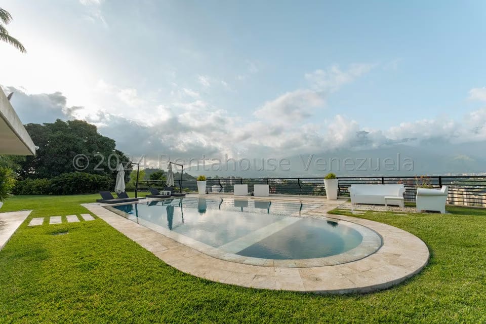Casa (Multipes Niveles) en Venta en Cerro Verde, Distrito Metropolitano - 12