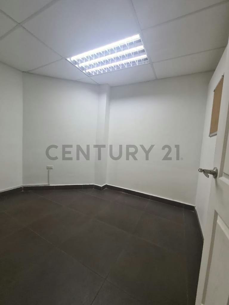 Local con cuatro Oficinas privadas, recepción, baño y cocina tipo Kitchenette - 11