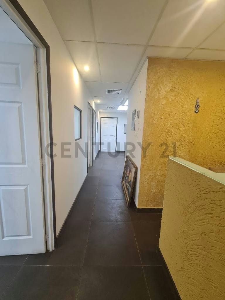 Local con cuatro Oficinas privadas, recepción, baño y cocina tipo Kitchenette - 13
