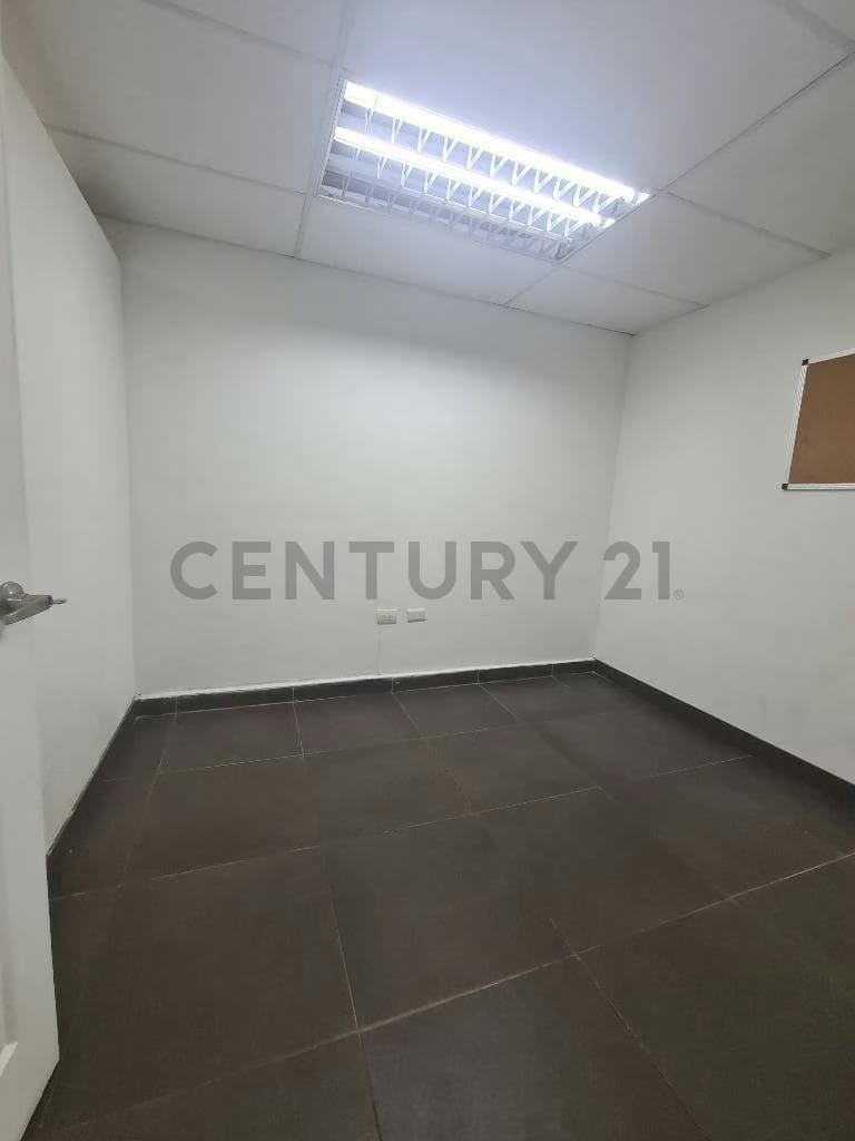 Local con cuatro Oficinas privadas, recepción, baño y cocina tipo Kitchenette - 9