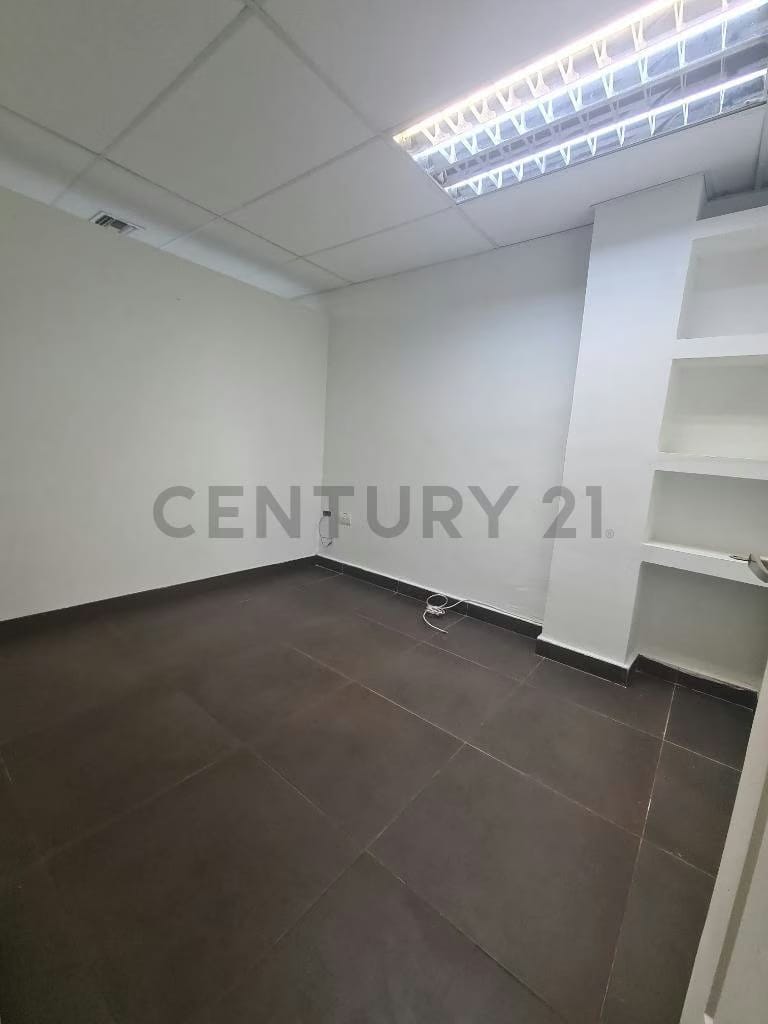 Local con cuatro Oficinas privadas, recepción, baño y cocina tipo Kitchenette - 10