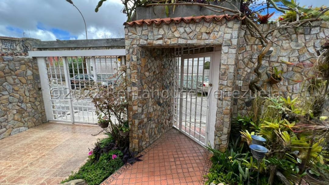 Casa (Duplex) en Venta en Parque el Retiro, Miranda - 2