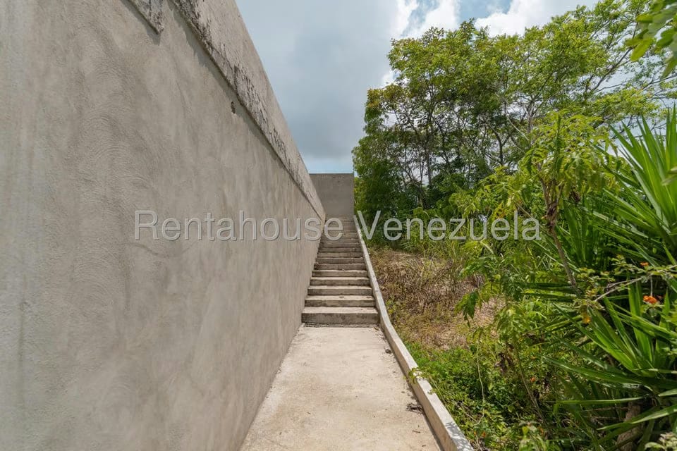 Casa (Duplex) en Venta en Santa Paula, Distrito Metropolitano - 77