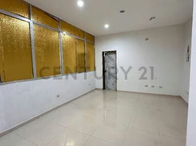 Oficina amplia en 3er piso *con ascensor* En venta - 4