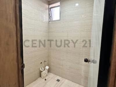 Oficina amplia en 3er piso *con ascensor* En venta - 5