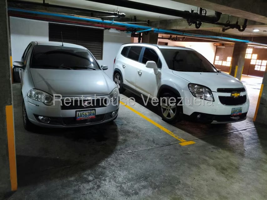 Apartamento (1 Nivel) en Alquiler en Los Palos Grandes, Distrito Metropolitano - 2