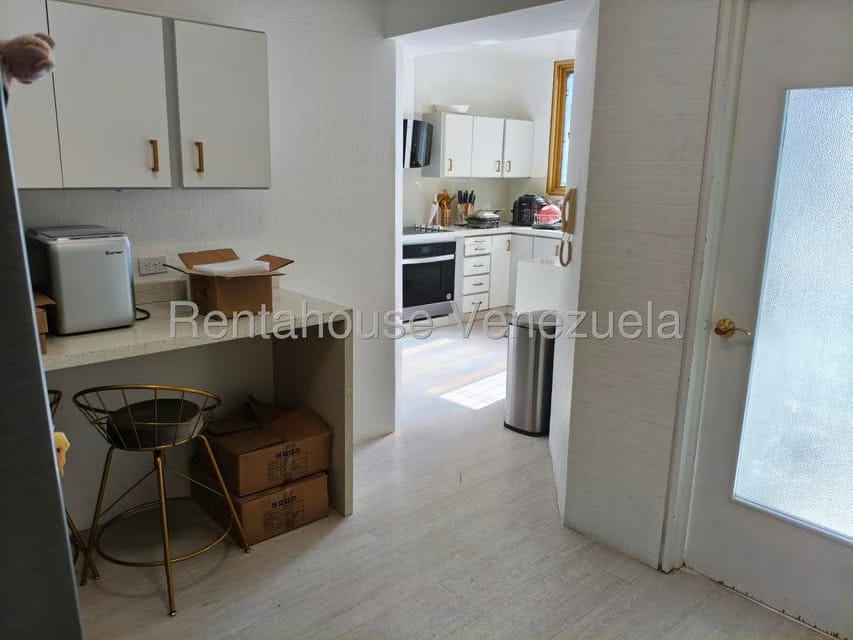 Apartamento (1 Nivel) en Alquiler en Los Palos Grandes, Distrito Metropolitano - 12