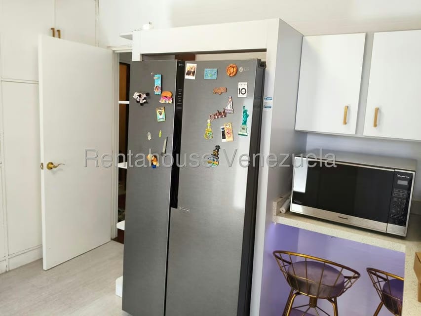 Apartamento (1 Nivel) en Alquiler en Los Palos Grandes, Distrito Metropolitano - 13