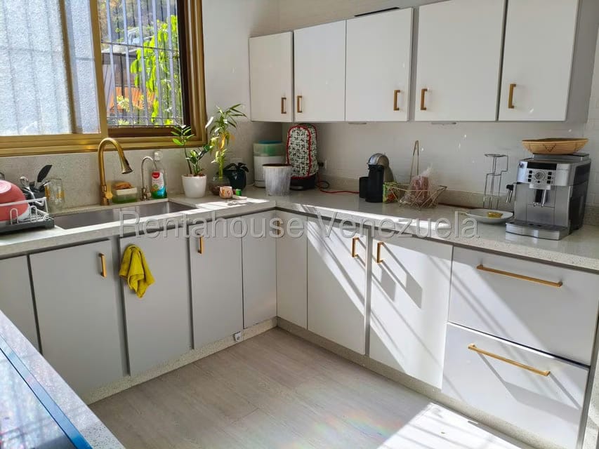 Apartamento (1 Nivel) en Alquiler en Los Palos Grandes, Distrito Metropolitano - 15