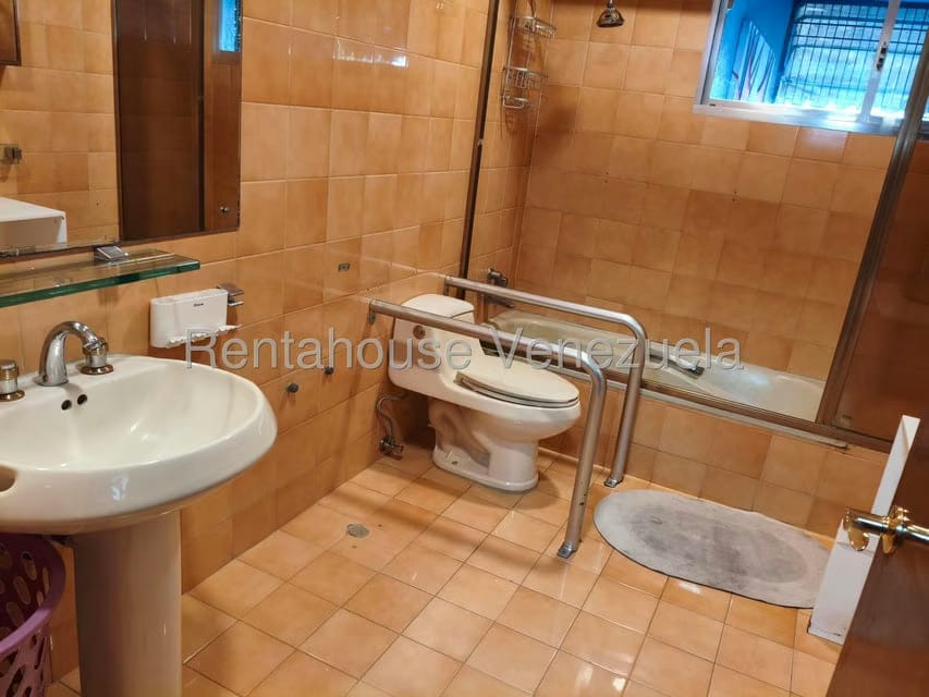 Apartamento (1 Nivel) en Alquiler en Los Palos Grandes, Distrito Metropolitano - 19
