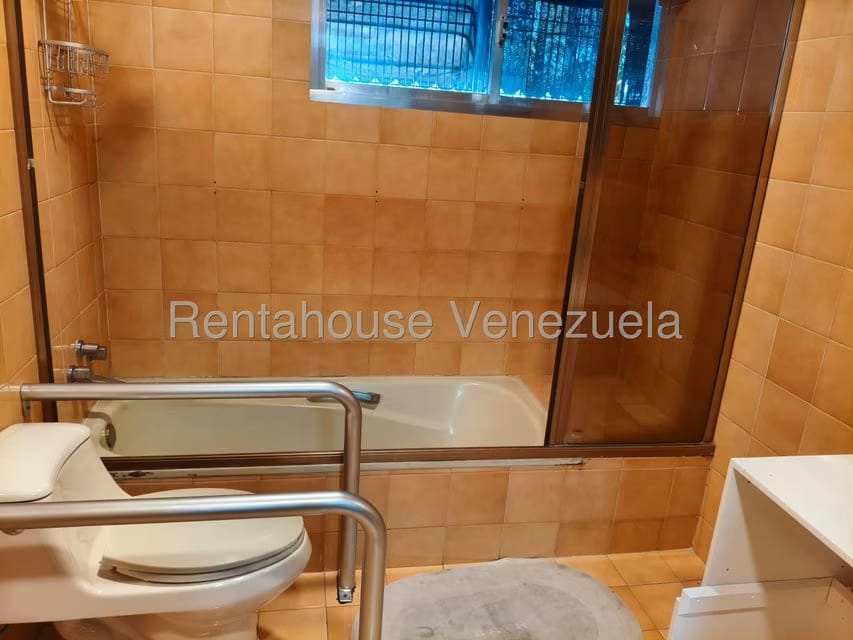 Apartamento (1 Nivel) en Alquiler en Los Palos Grandes, Distrito Metropolitano - 20