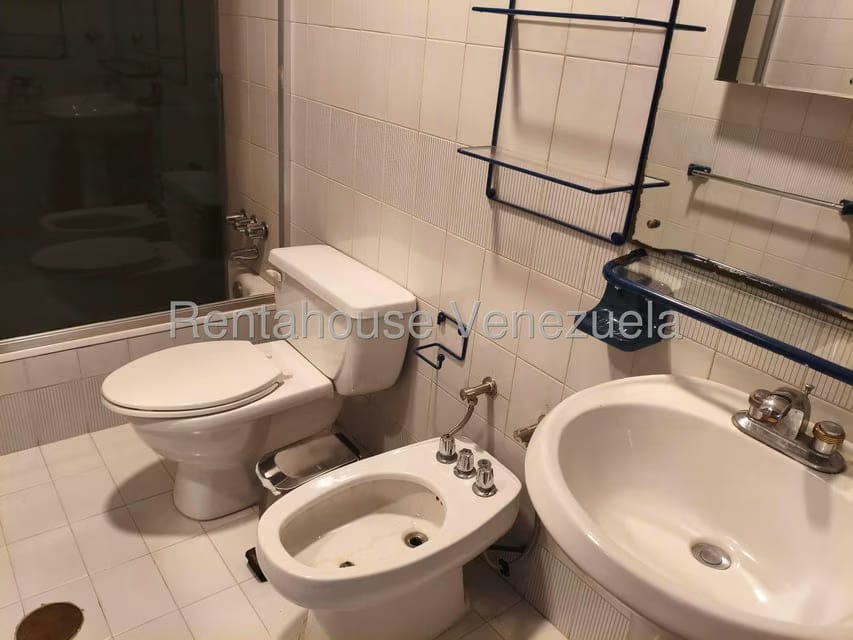 Apartamento (1 Nivel) en Alquiler en Los Palos Grandes, Distrito Metropolitano - 25