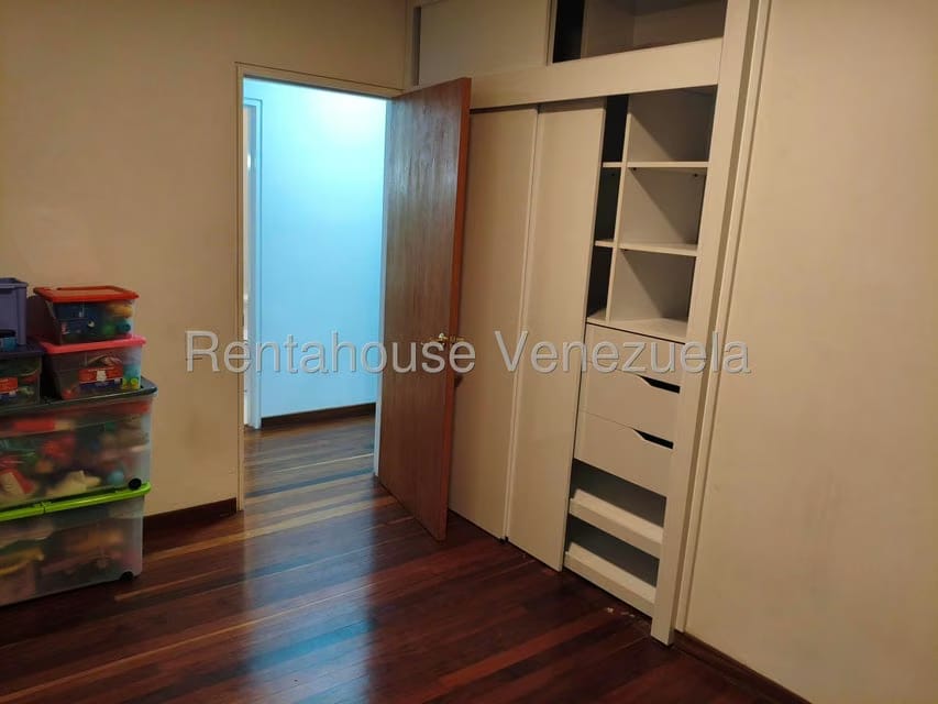 Apartamento (1 Nivel) en Alquiler en Los Palos Grandes, Distrito Metropolitano - 28