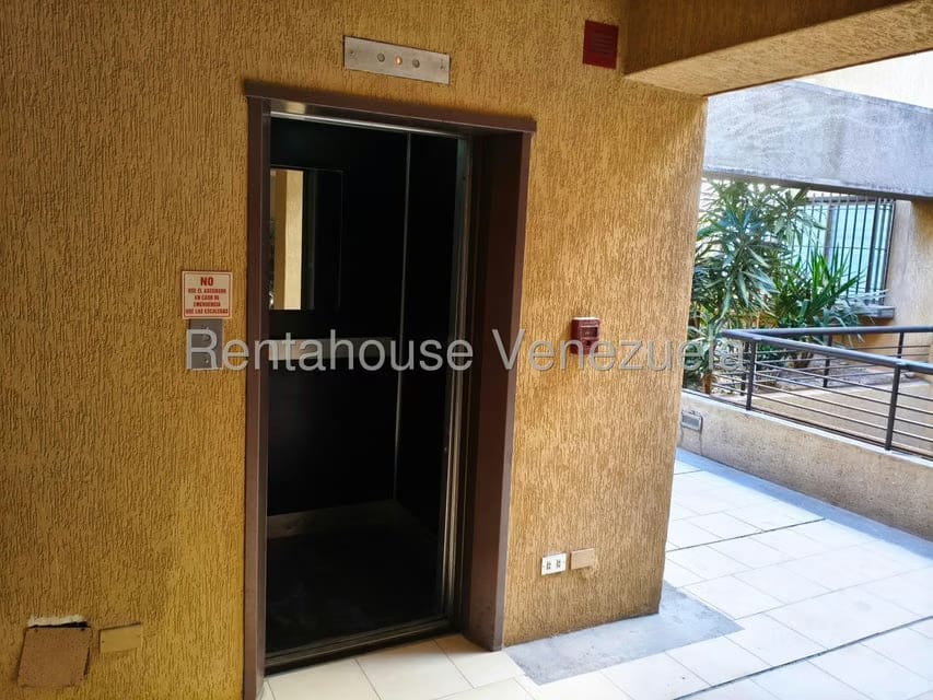 Apartamento (1 Nivel) en Alquiler en Los Palos Grandes, Distrito Metropolitano - 4