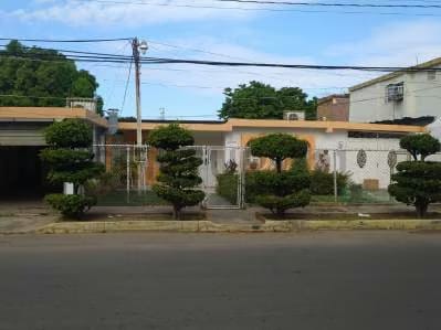 En Venta Casa con local comercial en Urb La Floresta en Avenida principal