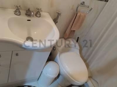 En Venta Casa con local comercial en Urb La Floresta en Avenida principal - 5