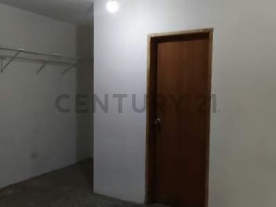 En Venta Casa con local comercial en Urb La Floresta en Avenida principal - 10