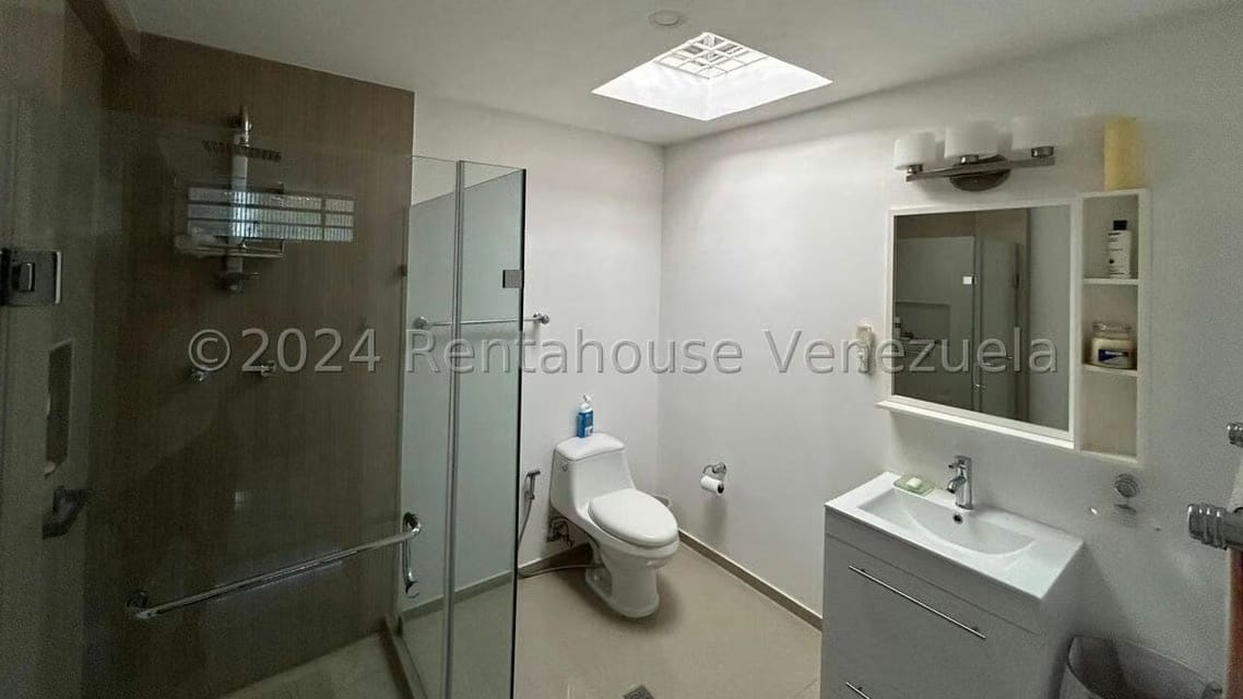 Casa (Duplex) en Venta en Cumbres de Curumo, Distrito Metropolitano - 25
