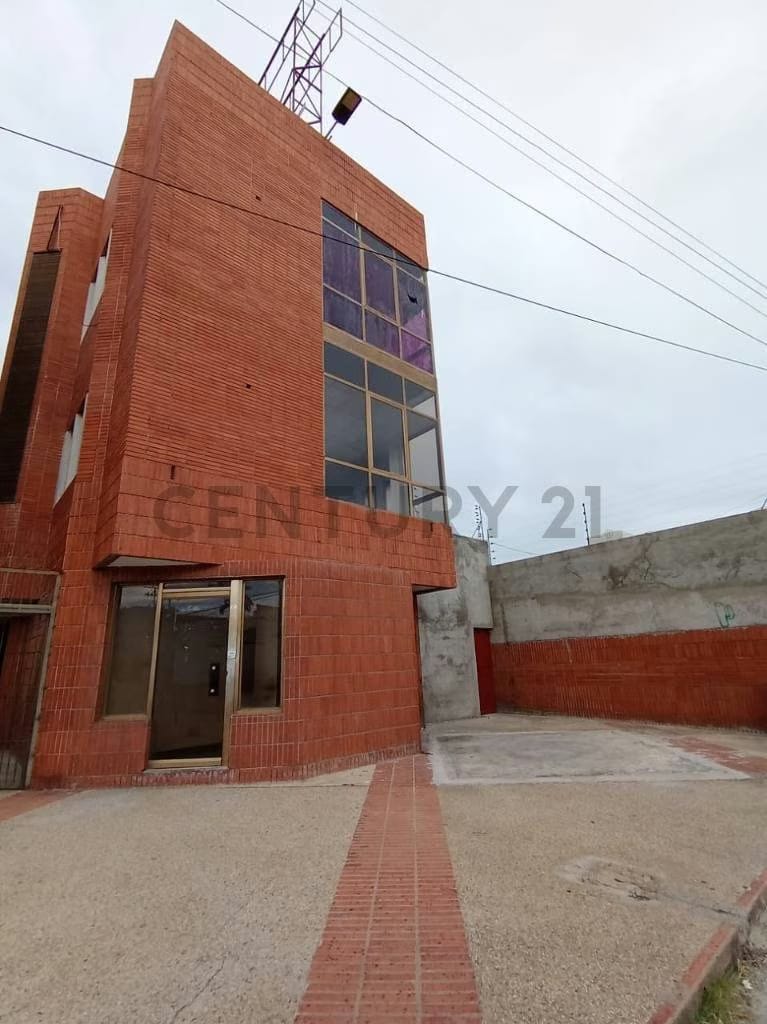 Amplio Local Comercial en la Avenida Santa Rosa Cumana - 2