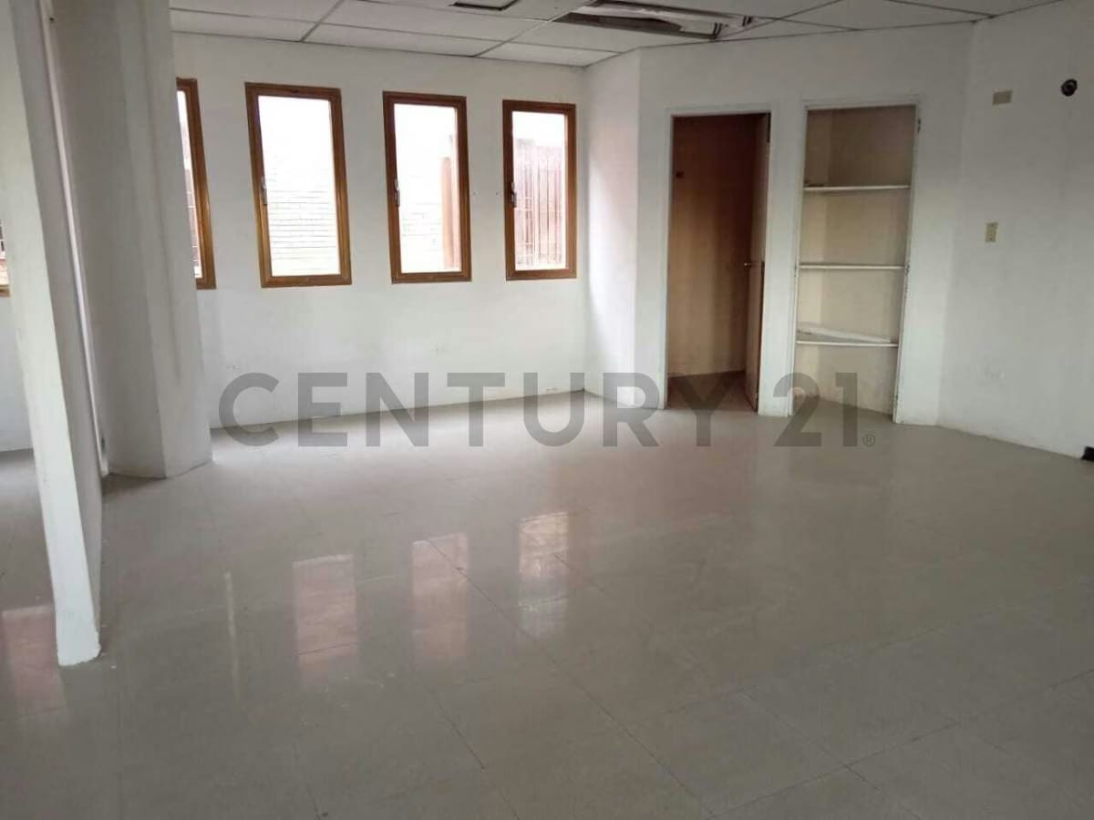 Amplio Local Comercial en la Avenida Santa Rosa Cumana - 12