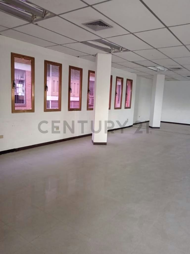 Amplio Local Comercial en la Avenida Santa Rosa Cumana - 15
