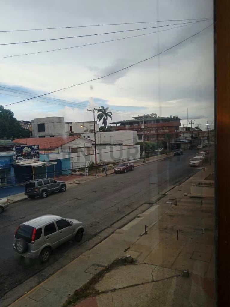Amplio Local Comercial en la Avenida Santa Rosa Cumana - 19
