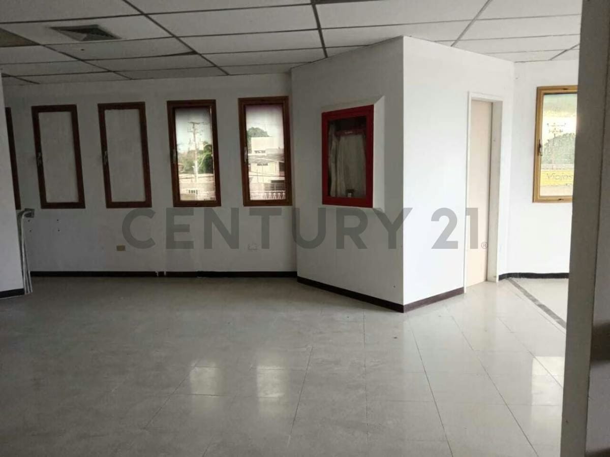 Amplio Local Comercial en la Avenida Santa Rosa Cumana - 20