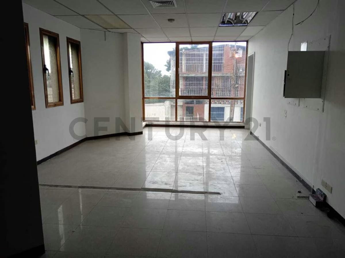 Amplio Local Comercial en la Avenida Santa Rosa Cumana - 23