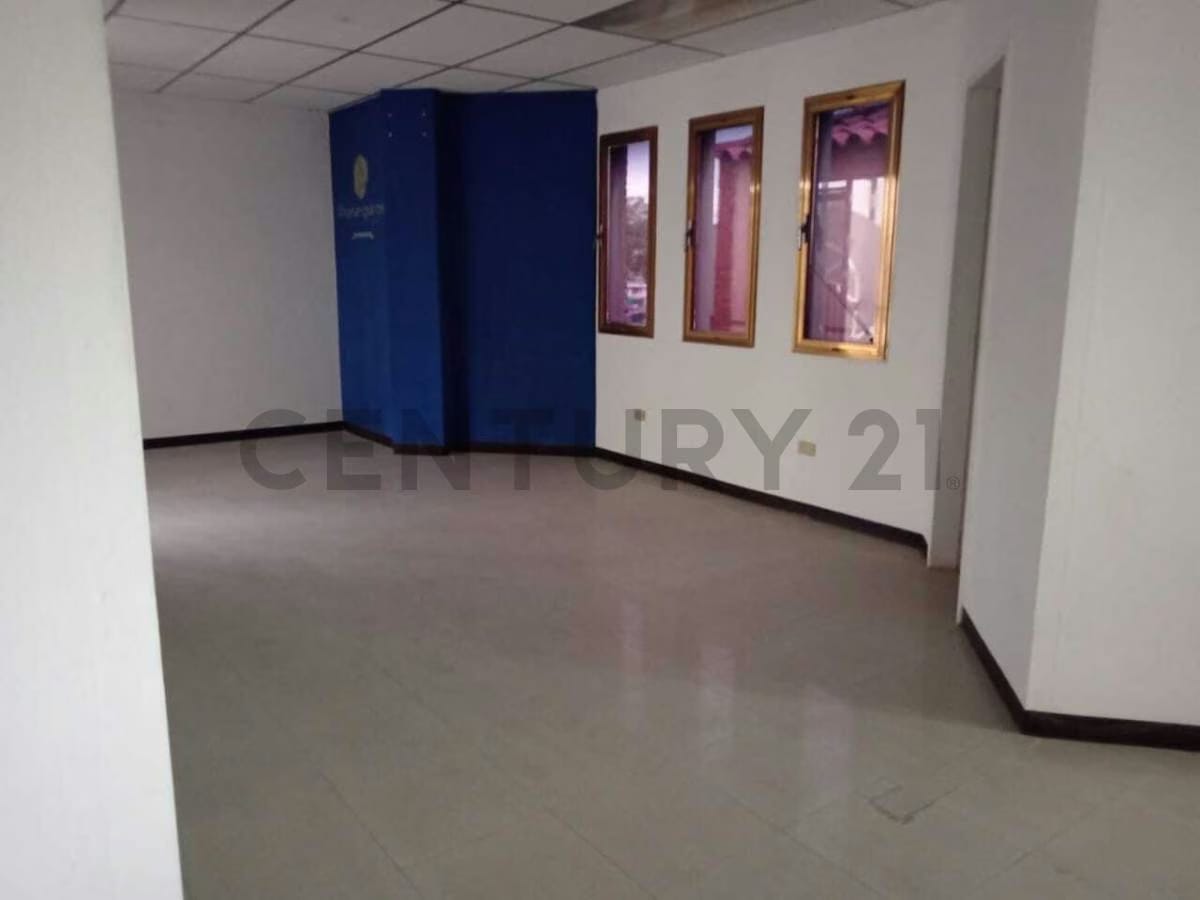 Amplio Local Comercial en la Avenida Santa Rosa Cumana - 8