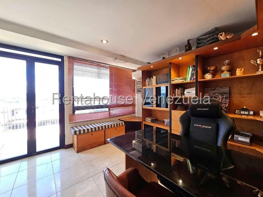 Casa (Multipes Niveles) en Venta en Cumbres de Curumo, Distrito Metropolitano - 25