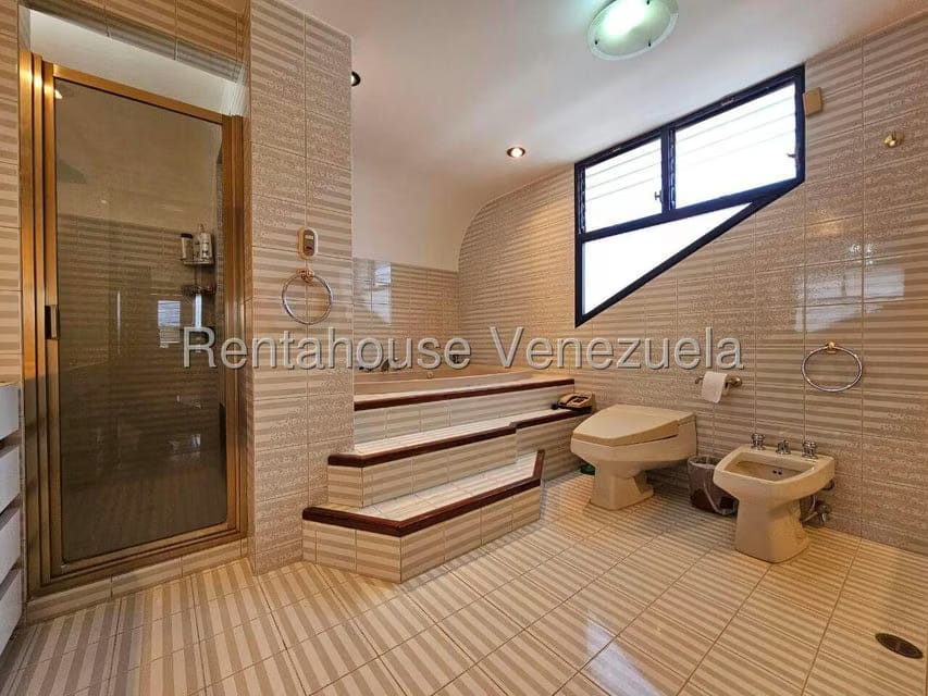 Casa (Multipes Niveles) en Venta en Cumbres de Curumo, Distrito Metropolitano - 26