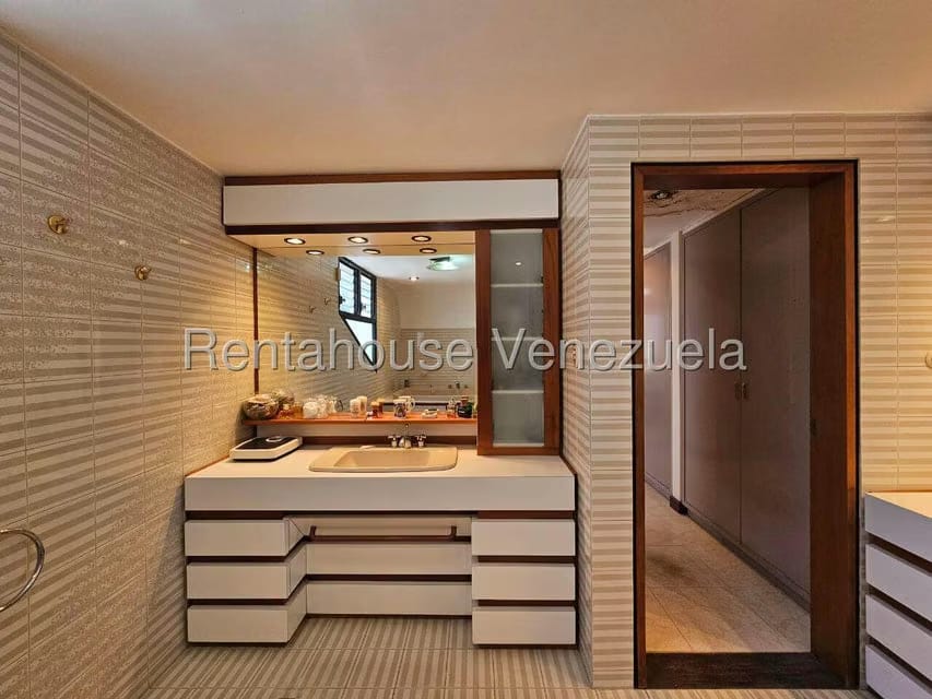 Casa (Multipes Niveles) en Venta en Cumbres de Curumo, Distrito Metropolitano - 40