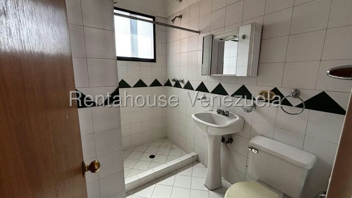 Apartamento (1 Nivel) en Alquiler en Campo Alegre, Distrito Metropolitano - 32