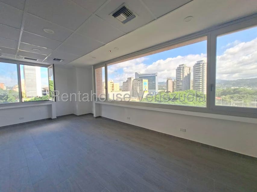 Comercial (Local Comercial) en Alquiler en Los Dos Caminos, Distrito Metropolitano - 2