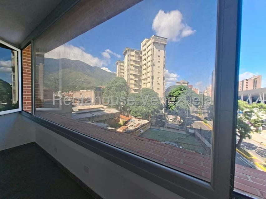 Comercial (Local Comercial) en Alquiler en Los Dos Caminos, Distrito Metropolitano - 12