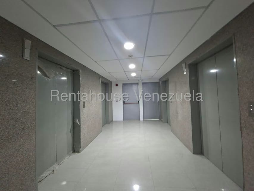 Comercial (Local Comercial) en Alquiler en Los Dos Caminos, Distrito Metropolitano - 14