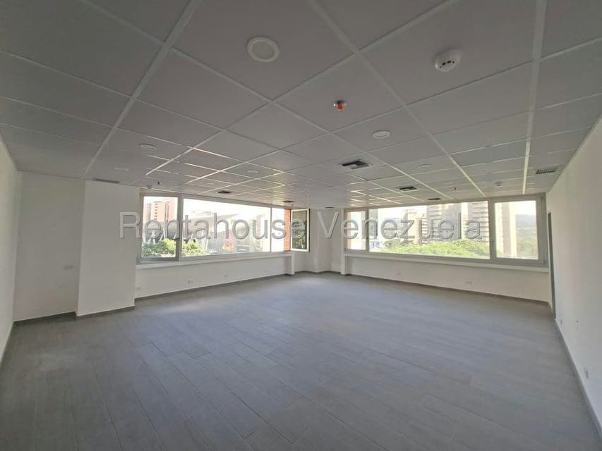 Comercial (Local Comercial) en Alquiler en Los Dos Caminos, Distrito Metropolitano - 3
