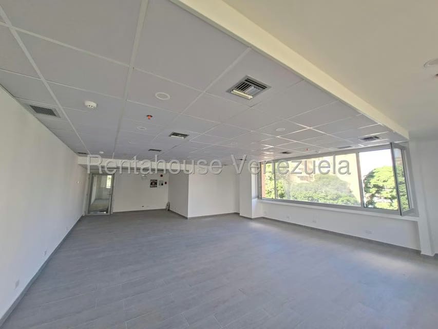 Comercial (Local Comercial) en Alquiler en Los Dos Caminos, Distrito Metropolitano - 4