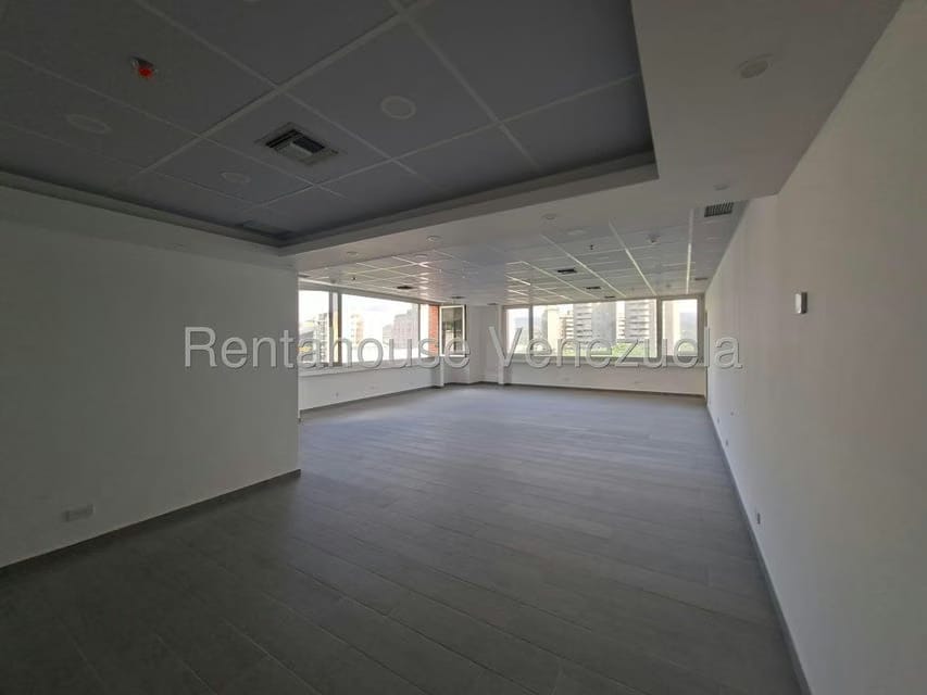 Comercial (Local Comercial) en Alquiler en Los Dos Caminos, Distrito Metropolitano - 6