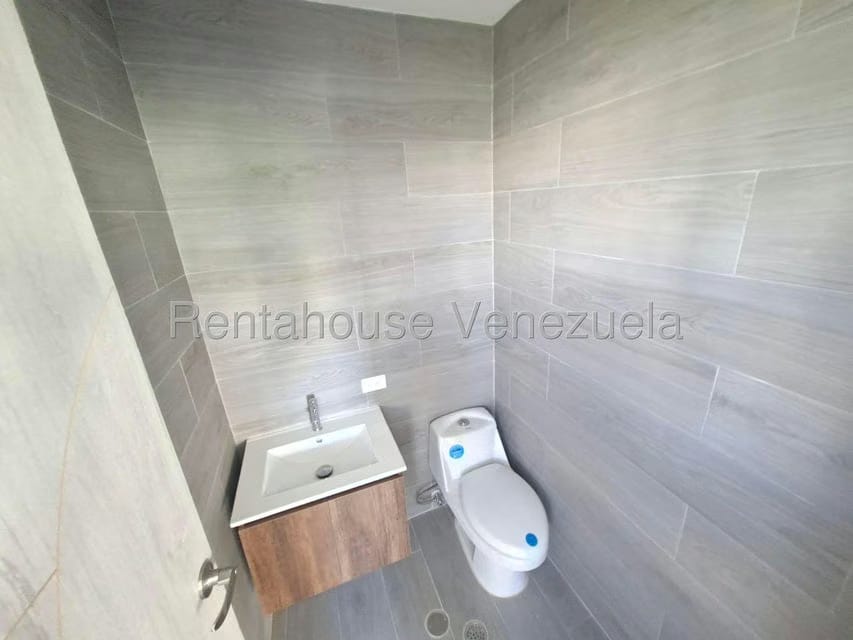 Comercial (Local Comercial) en Alquiler en Los Dos Caminos, Distrito Metropolitano - 7