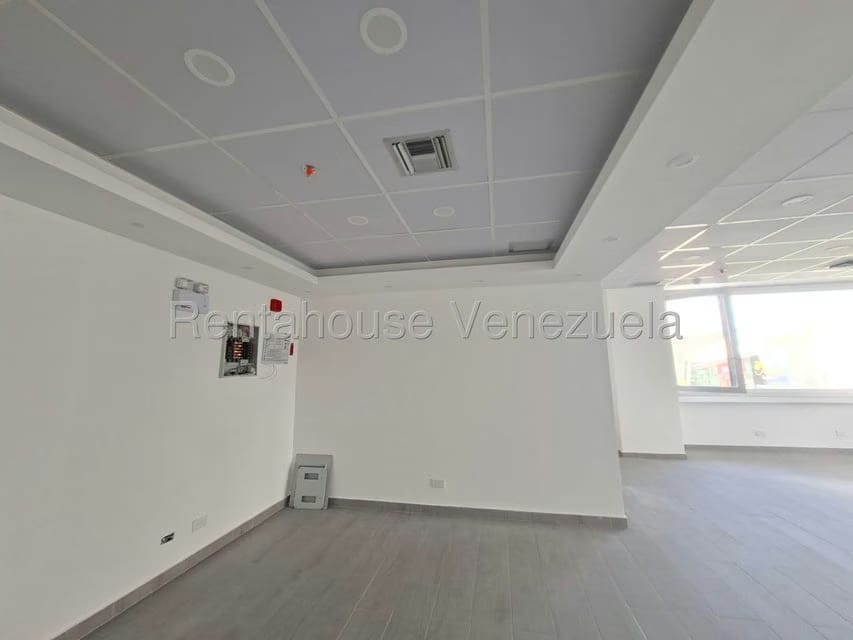 Comercial (Local Comercial) en Alquiler en Los Dos Caminos, Distrito Metropolitano - 8