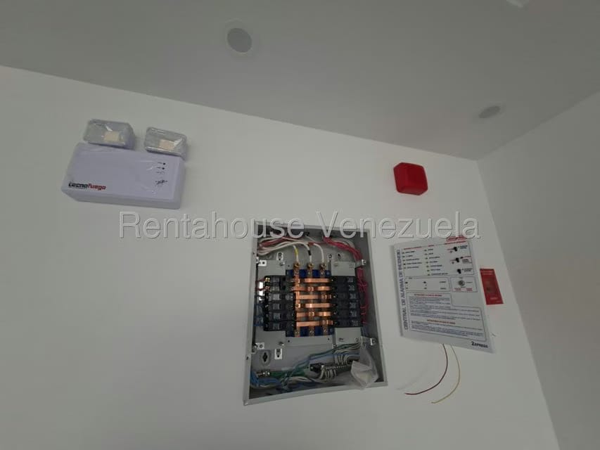 Comercial (Local Comercial) en Alquiler en Los Dos Caminos, Distrito Metropolitano - 9