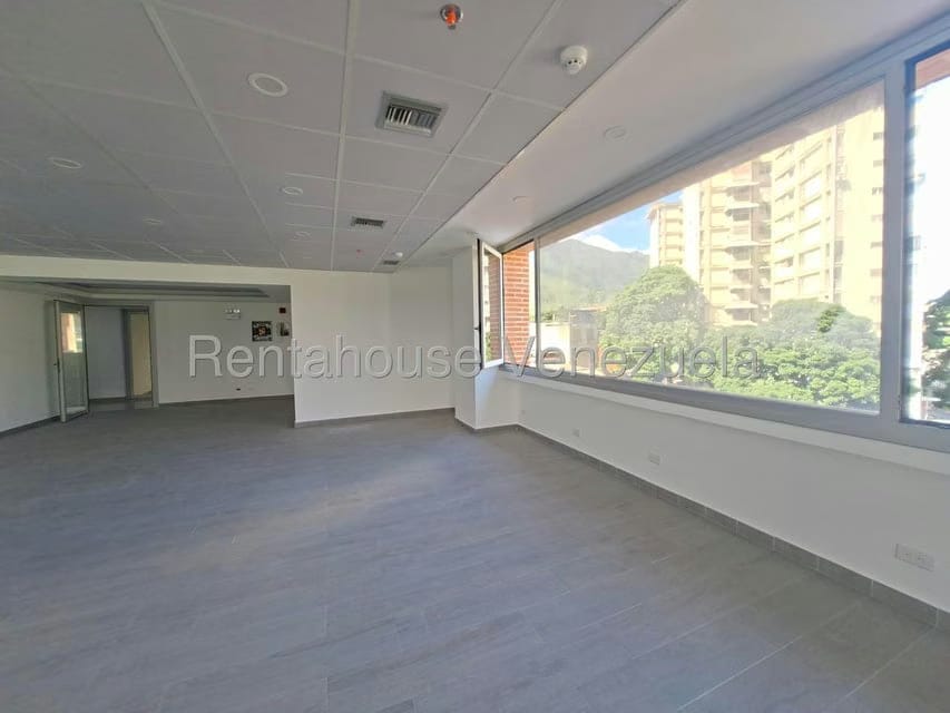 Comercial (Local Comercial) en Alquiler en Los Dos Caminos, Distrito Metropolitano - 10