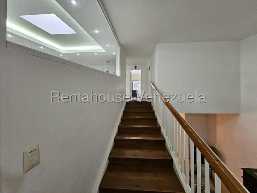 Casa (Multipes Niveles) en Venta en Cumbres de Curumo, Distrito Metropolitano - 28