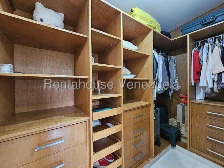 Casa (Multipes Niveles) en Venta en Cumbres de Curumo, Distrito Metropolitano - 36