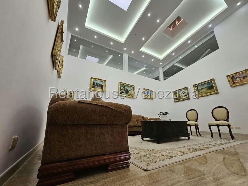 Casa (Multipes Niveles) en Venta en Cumbres de Curumo, Distrito Metropolitano - 61