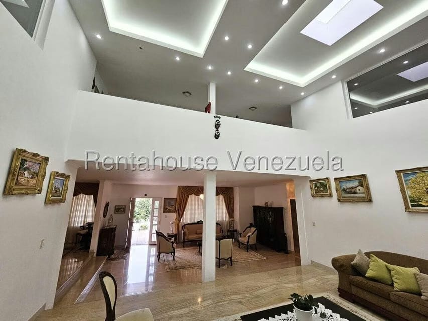 Casa (Multipes Niveles) en Venta en Cumbres de Curumo, Distrito Metropolitano - 65