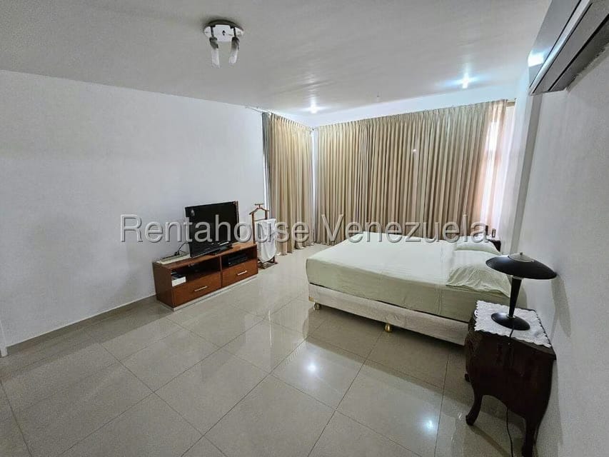 Casa (Multipes Niveles) en Venta en Cumbres de Curumo, Distrito Metropolitano - 73